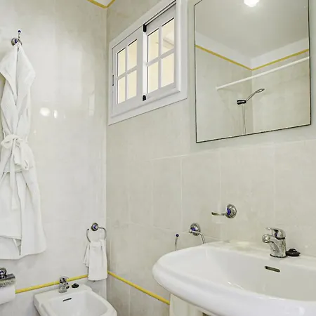 Private Terrace With Parking & Pool Daire